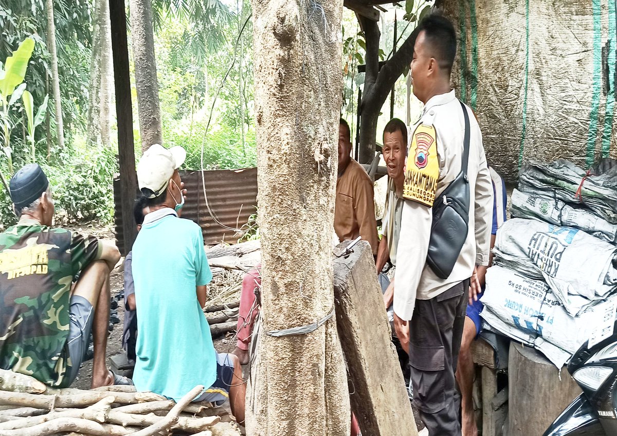 tri_zulf's tweet photo. Bhabinkamtibmas kelurahan kalisegoro Aiptu Tri Z, sambangi warga binaan guna jalin komunikasi dan tali silaturahmi serta tidak lupa untuk berikan pesan agar selalu waspada dan antisipasi gangguan kamtibmas menjelang libur panjang menjelang dan pasca Hari Raya Idul Fitri. https://t.co/0zlSmXBgjP