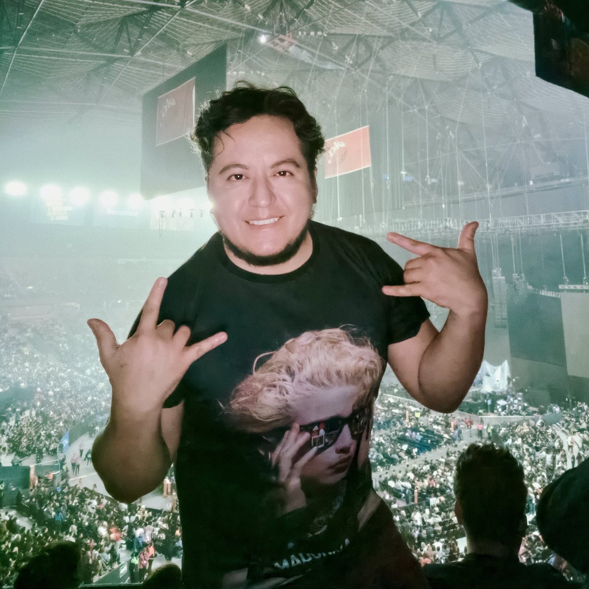Vengo saliendo del concierto de <a href="/xtina/">Christina Aguilera</a> en el Palacio de los Deportes y aunque fue algo corto, me encantó verla de vuelta. Es una reina en toda la extensión de la palabra con esa voz que retumbó por toda la arena. ¡Estoy mega feliz y afónico! 👑🇲🇽❤️🔥 #christinaaguilera #cdmx