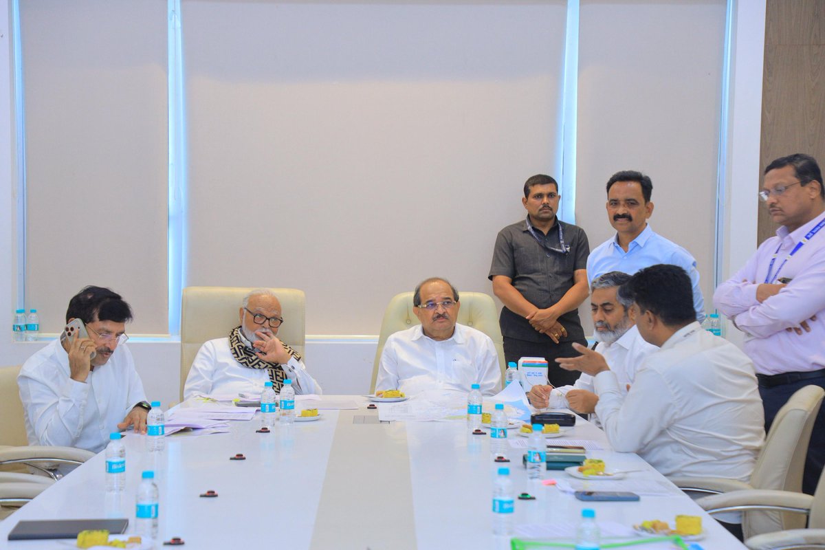नदीजोड प्रकल्पांना गती देण्यासाठी वेगाने कार्यवाही सुरू असून आज पार-गोदावरी एकात्मिक नदी जोड योजनेचा सविस्तर आढावा घेतला. मुख्यमंत्री मा.श्री. <a href="/Dev_Fadnavis/">Devendra Fadnavis</a> जी यांच्या दूरदर्शी नेतृत्वात जलसंपदा व्यवस्थापन अधिक सक्षम करण्यासाठी हा महत्त्वाकांक्षी प्रकल्प प्रभावीपणे राबवत आहोत.