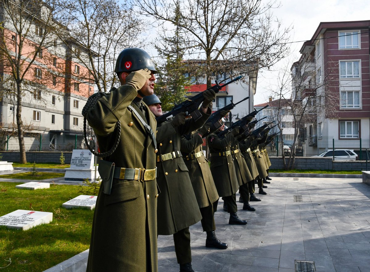 Çanakkale Zaferi’nin 111'inci yıl dönümü ve Şehitleri Anma Günü vesilesiyle; vatan uğruna canlarını feda eden kahraman şehitlerimiz, Bolu Garnizon Şehitliği’nde düzenlenen anma töreninde dualarla yâd edildi.
++