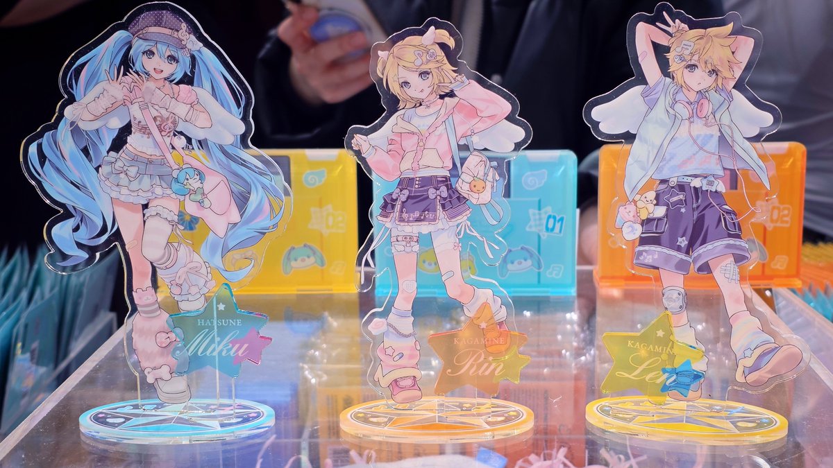 Ura_P314's tweet image. #HatsuneMiku #Miku #MeetandGreet #하츠네미쿠_팝업스토어
미쿠린렌 위드뮤팝업
내부외부 공간도 잘 꾸며놓고(특히 천사 일러스트 아크릴등신대 존엄함) 일러 이뻐서 굿즈들도 다 예쁘고 좋았는데, 수량이 너무 .. 심하게 적은듯;
끝나고 꼭 예약통판 열면 좋겠고 천사버전 아크릴스탠드도 팔아줘~🥲