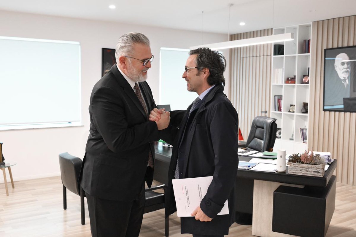 Italy in Albania tweet media