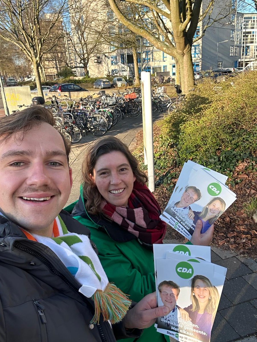 MarischaKip's tweet image. Dag van de verkiezingen. Flyeren bij station Voorburg ‘t Loo! #teamCDA #stemCDA