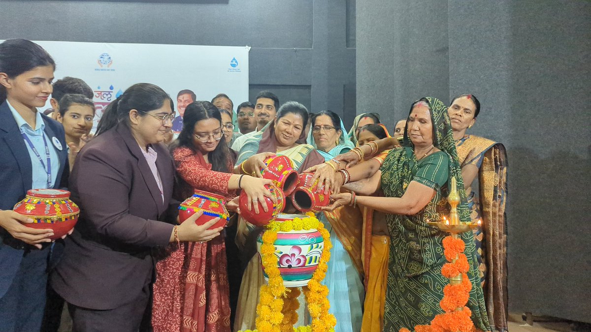 कार्यक्रम में नलजल योजना से प्रबंधन से जुड़े जनप्रतिनिधियों, स्व सहायता समूह सदस्य एवं पंप ऑपरेटर आदि को प्रशस्ति पत्र प्रदान कर सम्मानित किया गया। मान.मंत्री महोदया द्वारा अपने उद्बोधन से जल संरक्षण पर मार्गदर्शन भी प्रदान किया।