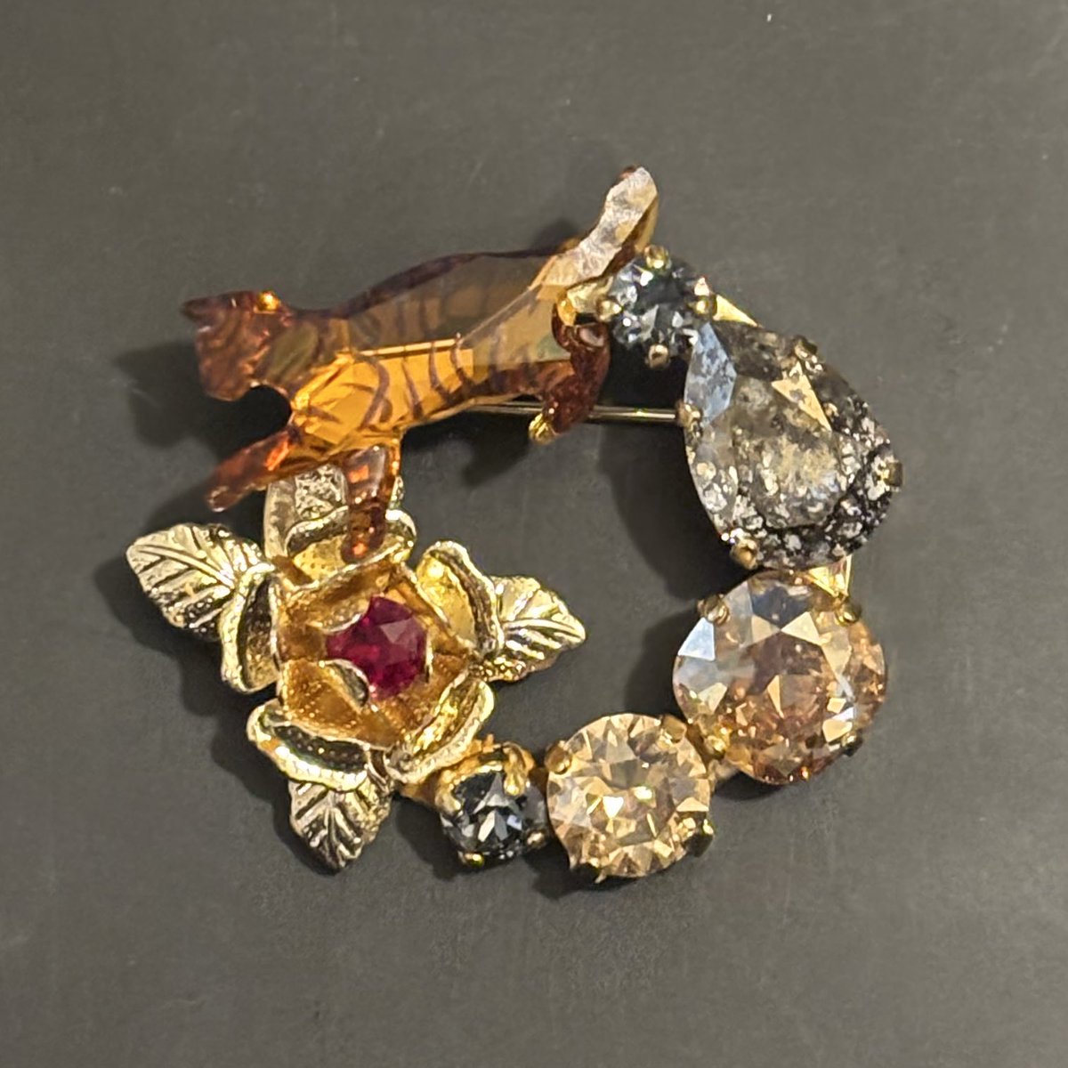 南泉一文字イメージのブローチ
直球でスワロのネコチャン使ったった🐈
#とうらぶ手芸部

しかし絶望的に写真の才能が無い
場所とかライティングが悪いからちゃんとセッティングすればまだしも
春コミに持っていきまーす
他の品含めてお品書きはちゃんとあげたいとは思っては
います