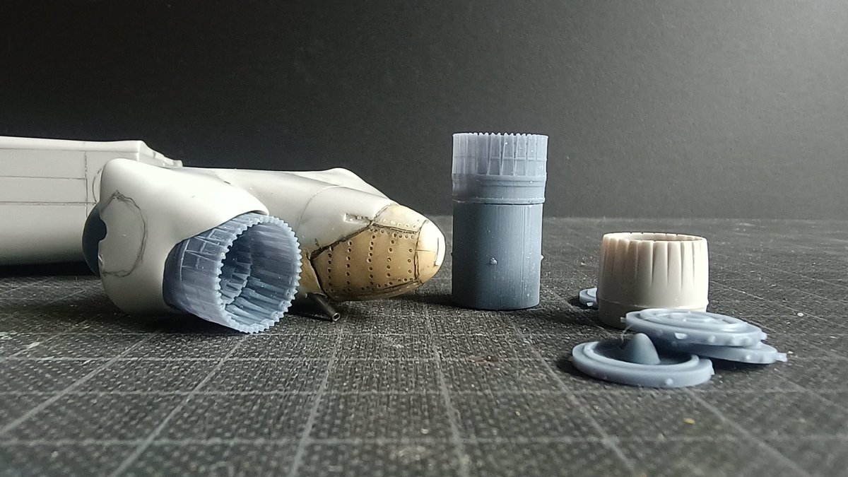 ハセガワ 1/72 RA-5C
テイルコーンは細すぎるのでパテ盛り。J79ノズルはV1models製に装換します。F-4用ですが、サイズ調整してもらったのでぴったりフィット。