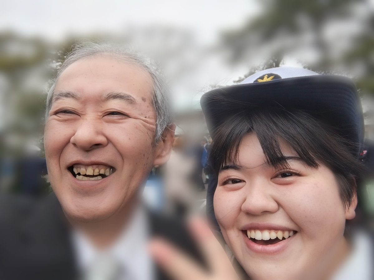 NsssHamada's tweet photo. 商船大を卒業して33年。ずっと客船のエンジニア。天職だった。その後、初めての教師の仕事。
自分が、こんなに教師に向いているとは思わなかった。
若者達との楽しい毎日。
でも、一つだけ辛い事が。
卒業・・・
もう、会えないかもしれないから、みんな最高の笑顔・・・ https://t.co/RIK5WaOIHS