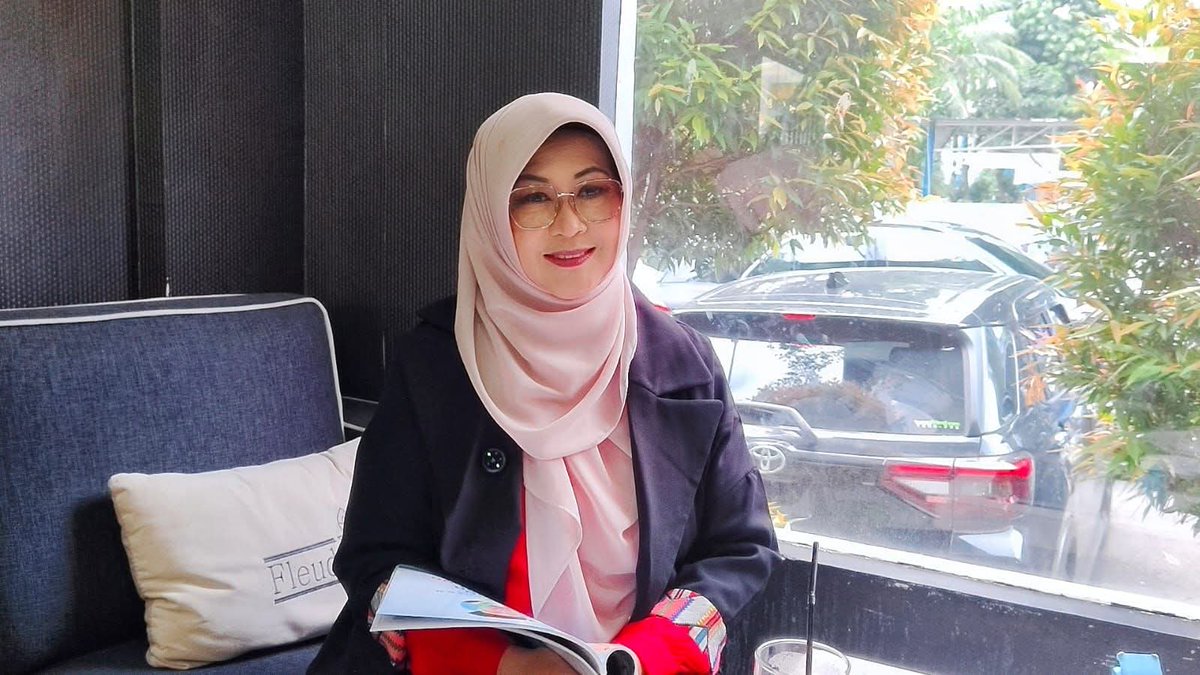 Dr Tifa tidak kemana-mana

Ternyata absennya saya pada beberapa acara menimbulkan rumors dan spekulasi luarbiasa dalam beberapa hari.  
Yang saya perhatikan utamanya berasal  dari seorang Pengacara yang membuat postingan spekulasi bahwa ada salah satu Tersangka yang berangkat