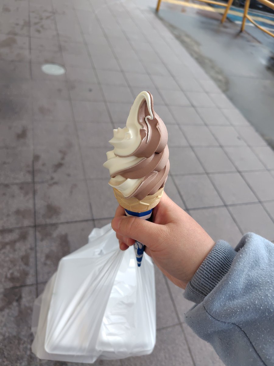 k_nmha's tweet photo. 雨でめちゃ寒い中食うアイスも大好き(*´ω｀*) https://t.co/lf1eI4rp6N