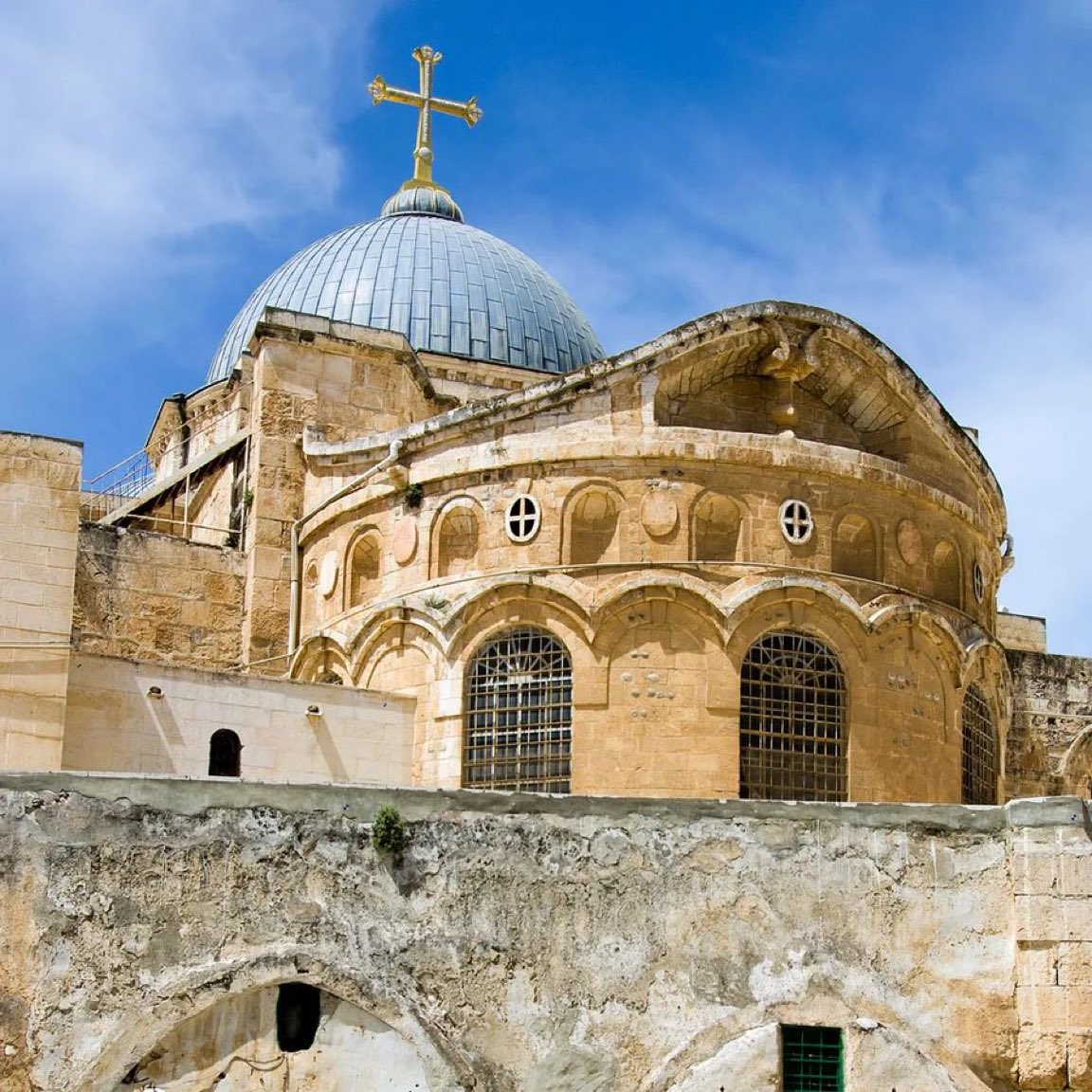Israel cerró por la fuerza la Iglesia del Santo Sepulcro en Jerusalén el 28 de febrero y ha cancelado los servicios de Pascua debido a la "guerra".

Las sinagogas, en cambio, permanecen abiertas.

Hace dos días un misil iraní impactó contra la Iglesia del Santo Sepulcro.
