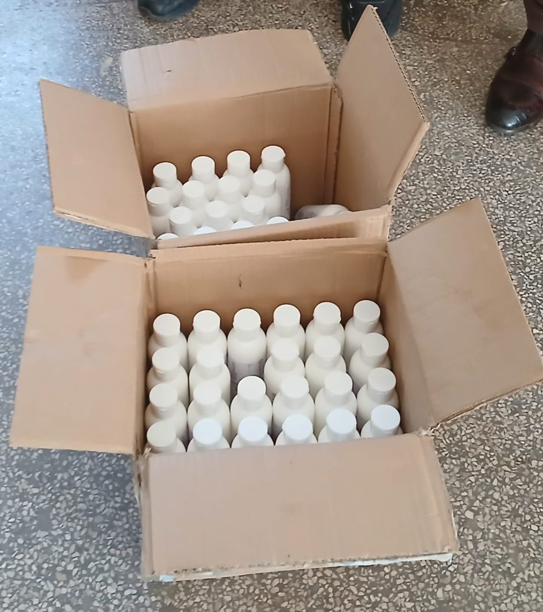 informidlands's tweet image. A thoughtful gesture in Gokwe North — ZINWA has donated sunscreen &amp;amp; medicated lip balm for people living with albinism in the district.These products are hard to find locally. 🙌 #Albinism #Zimbabwe #ZINWA #GokweNorth #MidlandsProvince