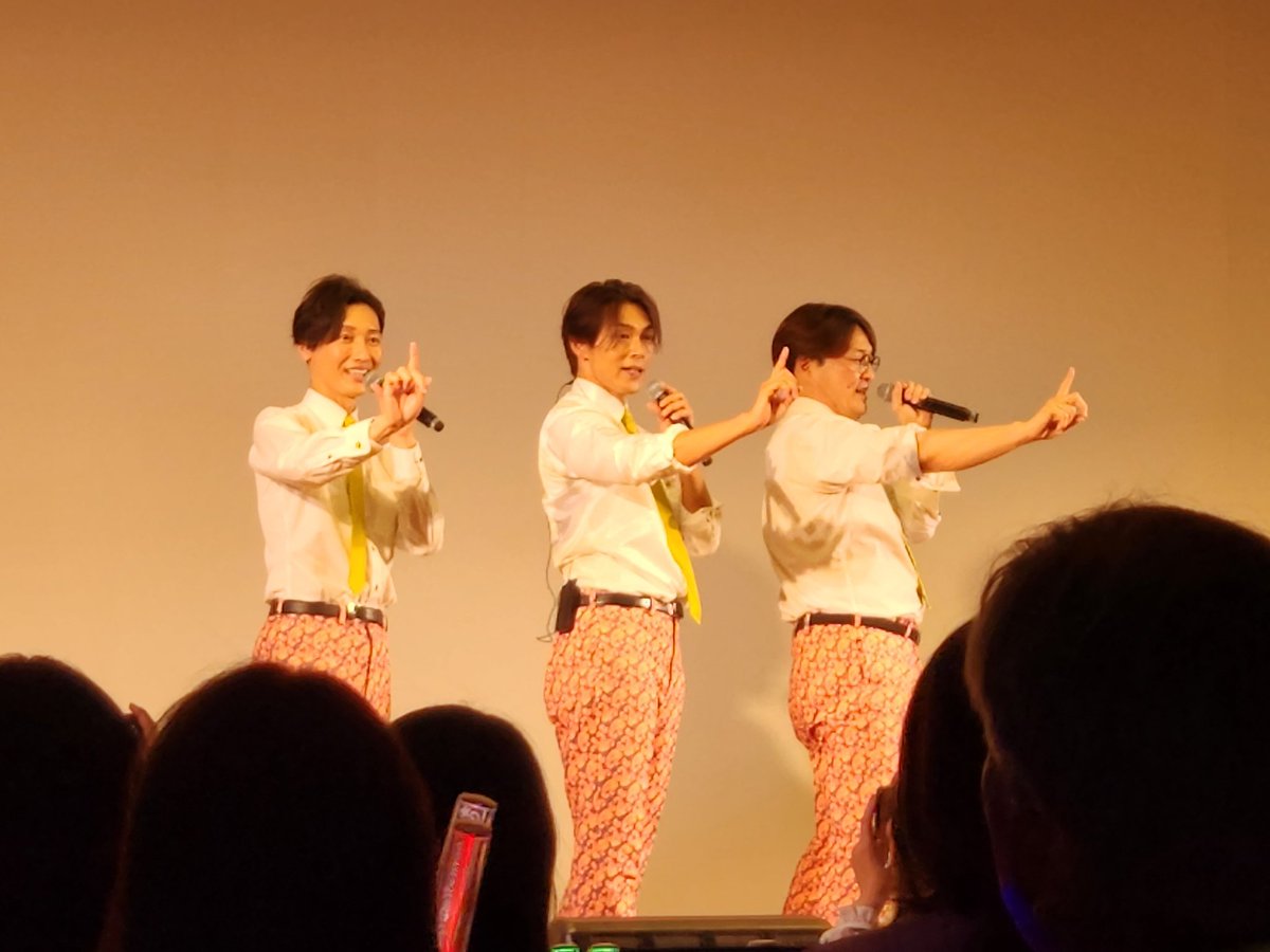 Plumeriapippi's tweet photo. 今日はゆーとぴあ宝の昼公演に参戦してました🎵
来週は大阪のイベントに行くのでその前に逢いたくて‥💜
リーダーのお膝の上に座る？いやいや緊張して何も出来なさそう💦
#純烈 #ゆーとぴあ宝 https://t.co/ivv3LBbu1v