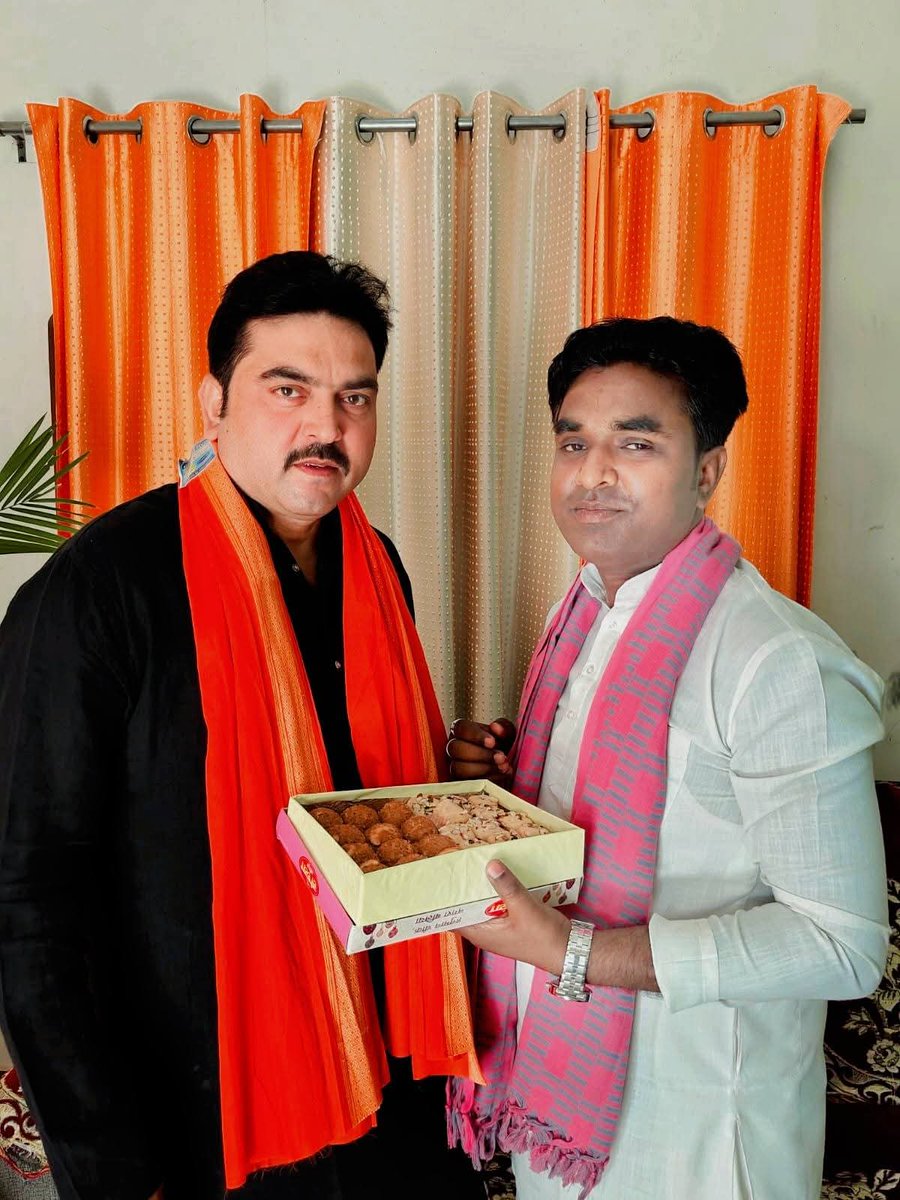 आदर्श नगर पंचायत- नगरा से मनोनीत सभासद नियुक्त होने के पश्चात आज भाजपा जिला महामंत्री बलिया- मेरे अभिभावक बड़े भैय्या श्री <a href="/AlokShukla60/">Alok Shukla</a> जी से उनके आवास नगरा पर मिठाई व अंगवस्त्र भेंट करके आशीष प्राप्त किया।

 <a href="/bjp4balliait/">BJP Ballia</a> #thankyou #BjpItBallia #SabhasadNagra <a href="/BJP4UP/">BJP Uttar Pradesh</a>