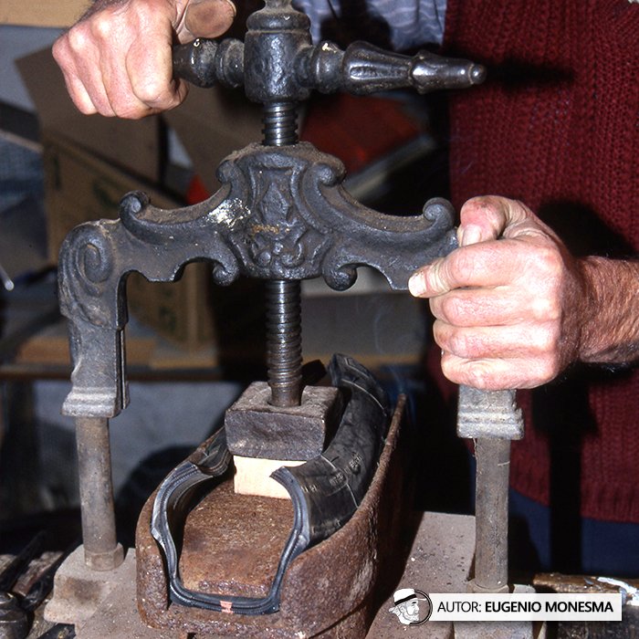 EugenioMonesma's tweet image. ♻️👞 ¡Esto SÍ era #RECICLAJE! #Ruedas viejas convertidas en #zapatos para pastores.

En 1997 Emilio era uno de esos abarqueros que, desde la época de la #posguerra, se dedicó a fabricar las #abarcas con ruedas recicladas.   

📽️ Documental COMPLETO (11'): youtu.be/Xmk2CpfQlq0