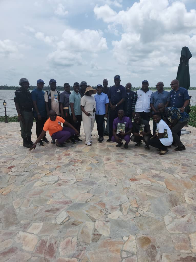 ntdalagos's tweet photo. Photos:
The General Manager, New Towns Development Authority (NTDA), Tpl. Olakunle Aboyeji, and the Executive Secretary, Land Use and Allocation Committee (LUAC), Mrs. Ololade Ajetunmobi, alongside other state officials, during an inspection of ongoing infrastructural projects https://t.co/qfqYhlh54k