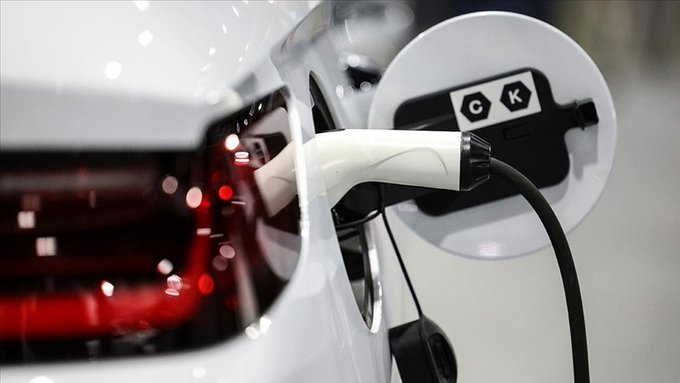 📈 Küresel elektrikli araç filosunun geçen yıl günlük 1,7 milyon varil petrol tüketimini önlediği hesaplandı.  - Ember’in analizine göre elektrikli araçlar, ülkelerin enerji ithalat faturalarını azaltmada önemli rol oynuyor.   #ekonomi #enerji #borsa #borsaistanbul #bist100