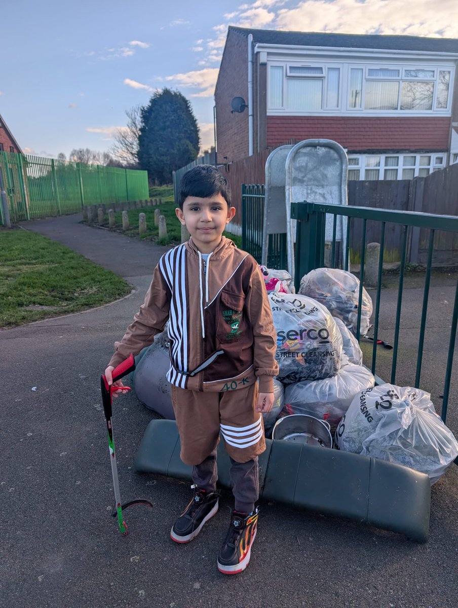 Litterwatch1's tweet image. The rubbish didn’t stand a chance against Amandeep &amp;amp; friends💪
Thanks for heading out to litter pick in the Wednesbury area, especially around the fields near Wodensborough School…making the place look better already! 💚

#litterwatch #communitylove #thanks