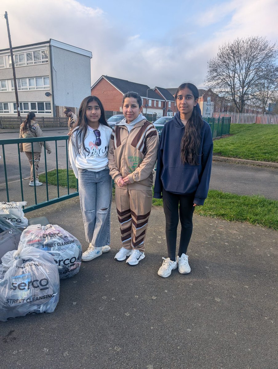 Litterwatch1's tweet image. The rubbish didn’t stand a chance against Amandeep &amp;amp; friends💪
Thanks for heading out to litter pick in the Wednesbury area, especially around the fields near Wodensborough School…making the place look better already! 💚

#litterwatch #communitylove #thanks