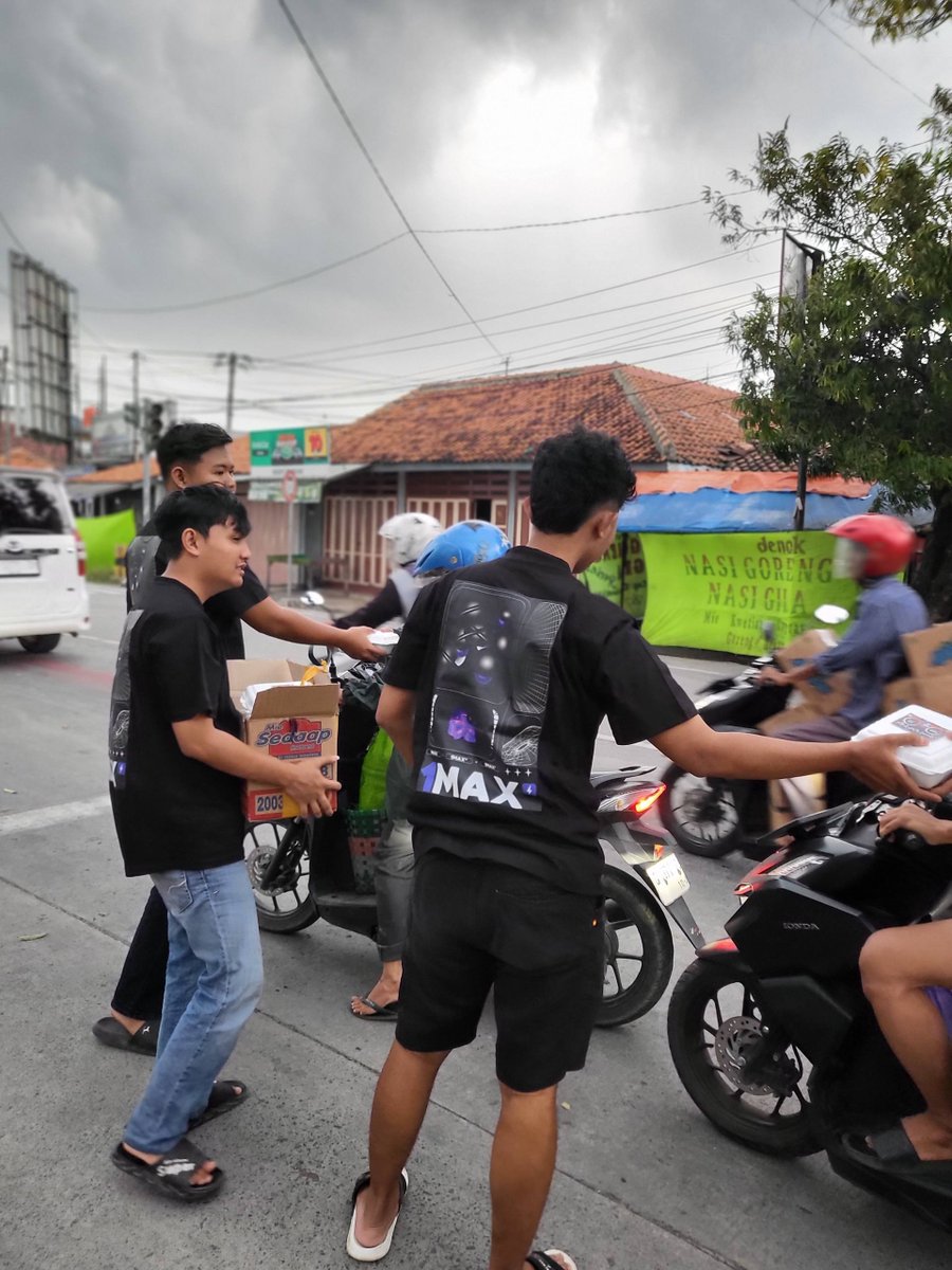 1MAX_GLOBAL's tweet photo. 1MAX Joins Perang Takjil in Pemalang! Happy to share that 1MAX recently took part in Perang Takjil. A popular Ramadan tradition in Pemalang, Indonesia where communities come together to share and distribute food for breaking the fast.

This is a small but meaningful first step for us in connecting with local communities on the ground. Beyond just being online, we want to be present where our users are supporting local culture, building real relationships, and contributing in a positive way.

Wishing everyone a blessed Ramadan full of barakah, unity, and good vibes!!!