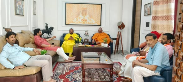 isatyendra's tweet photo. पूज्य संत चरण, परम पूज्य @Ramdineshachrya जी श्री हरीधाम पीठ एवं पूज्य स्वामी कृपालु रामभूषण दास जी महाराज (दशरथ महल, अयोध्या) का निज निवास पर पधारना हुआ।
इस पावन अवसर पर उनका हार्दिक स्वागत एवं अभिनंदन किया।
स्वामी जी का स्नेह, आशीर्वाद एवं मार्गदर्शन सदैव प्रेरणादायी रहा है। प्रभु से प्रार्थना है कि उनका आशीष यूँ ही हम सब पर बना रहे।
@BJP4India @narendramodi @AmitShah @NitinNabin @blsanthosh @BJP4UP @myogiadityanath @mppchaudhary @idharampalsingh