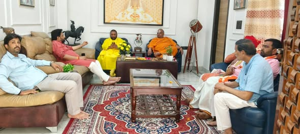 isatyendra's tweet photo. पूज्य संत चरण, परम पूज्य @Ramdineshachrya जी श्री हरीधाम पीठ एवं पूज्य स्वामी कृपालु रामभूषण दास जी महाराज (दशरथ महल, अयोध्या) का निज निवास पर पधारना हुआ।
इस पावन अवसर पर उनका हार्दिक स्वागत एवं अभिनंदन किया।
स्वामी जी का स्नेह, आशीर्वाद एवं मार्गदर्शन सदैव प्रेरणादायी रहा है। प्रभु से प्रार्थना है कि उनका आशीष यूँ ही हम सब पर बना रहे।
@BJP4India @narendramodi @AmitShah @NitinNabin @blsanthosh @BJP4UP @myogiadityanath @mppchaudhary @idharampalsingh