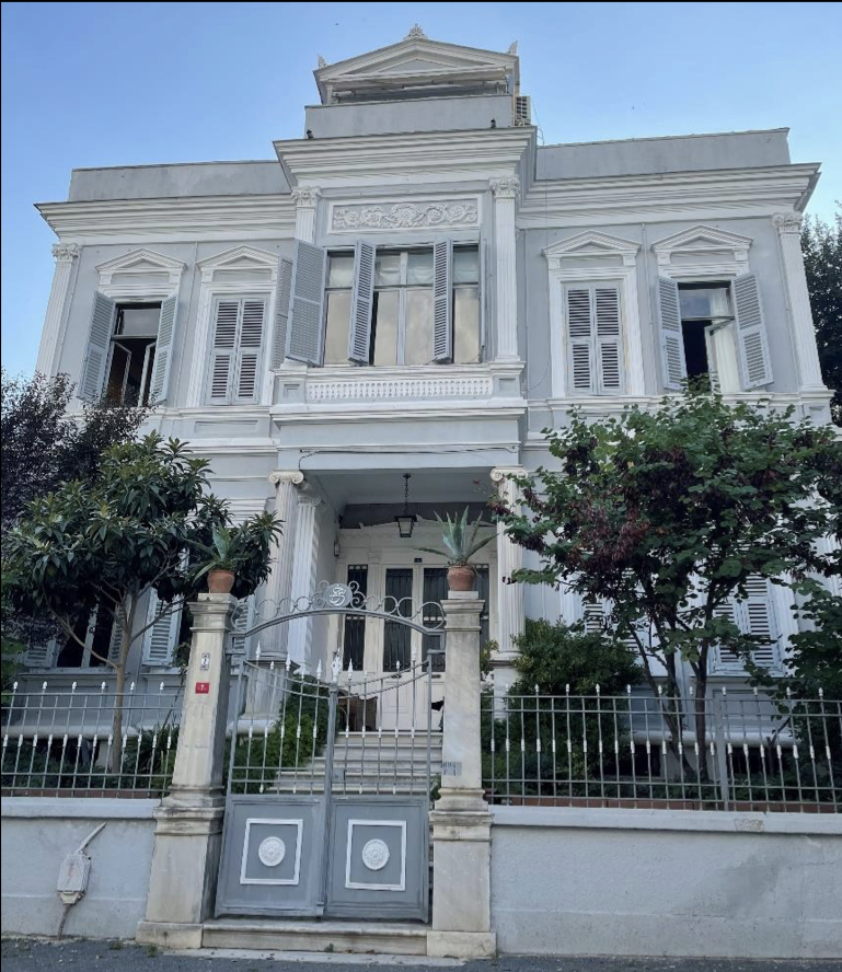 Istyeradlari's tweet photo. Hulusi Bey Köşkü
Heybeliada
Lozan Zaferi Caddesi (1927 öncesi Büyük Cadde) 7 numarada bulunmaktadır.
1870'lerin sonunda Kiryako Hacopulo tarafından kı­zı Eleni için yaptırıldığı bilinmektedir. 1920'de Sela­nik Şehremini ve Serez Mebusu Selamizade Ahmed Hulusi Bey tarafından satın alınmış ve düzenlenen sohbet toplantıları ile şöhret kazanmıştır. Bu toplantılara katılanlar:
Prens Abbas Halim Paşa;
Hint-Moğol ha­nedanından Asaf Bey;
Bahriye Nazırı Ha­san Rami Paşazade;
Cüce Mahmud Bey;
Dr. Rıfat Hüsameddin Paşa;
Hacı Sami Bey;
Hamid Naci Bey;
Ahmed Rasim;
Hü­seyin Rahmi Gürpınar;
Selahaddin Pınar;
Hafız Kemal Gürses;
Hafız Sadeddin Kay­nak;
Osman Nihad Akın;
Yenikapı Mevlevihanesi postnişini Abdülbaki Efendi;
1925'te Ahmed Hulusi Bey vefat etmiş, köşkte Rukiye Seniha Hanım yaşamıştır. Köşke sık sık ziyarette bulunanlar arasında Yahya Kemal Beyatlı, Ahmed Hamdi Tanpınar, Maarif Nazırı Şükrü Bey'in oğlu Sabri Bayındır, Prenses Emine Abbas Halim bulunmaktadır.
Rukiye Hanım 1952'de vefat etmiş, köşk 1957'de Fahri Tanman ve eşi Saffet Tanman tarafından satın alınmıştır.

Meraklısına not: Kiryako Hacopulo'nun Büyükada'da bulunan diğer köşkü ise 1927'de hükümet konağı yapılmış, bugün kaymakamlık binası olarak kullanılmaktadır.