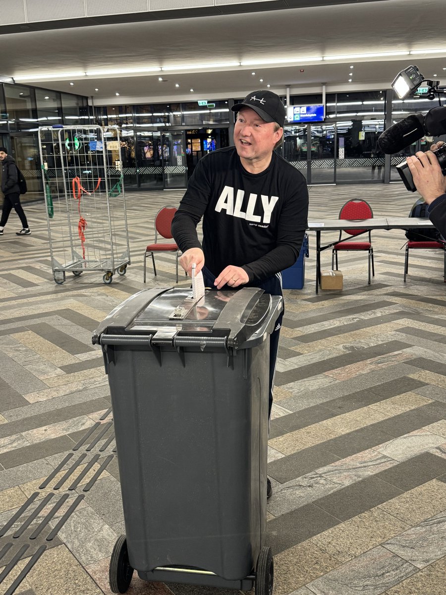 Burgemeester van Almere tweet media