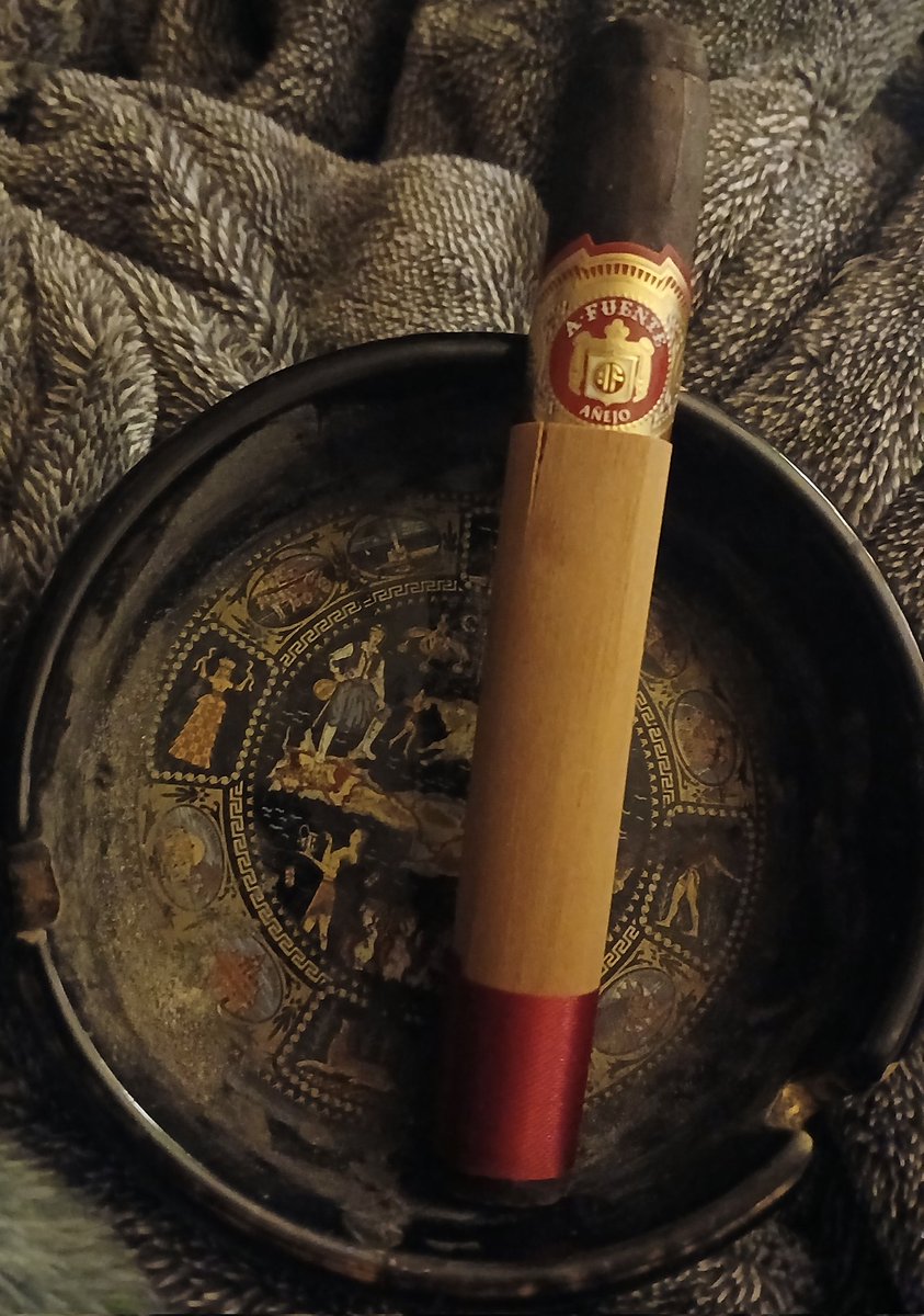 Panterr00818981's tweet image. My pets &amp;amp; I just had a middle of the night cheese flight - Manchego, Smoked Gruyere, Dubliner &amp;amp; Irish Aged Cheddar. Now I'll settle back with a luscious Añejo #46 while I finish sipping my Guinness. 
The pets got no beer or cigars...