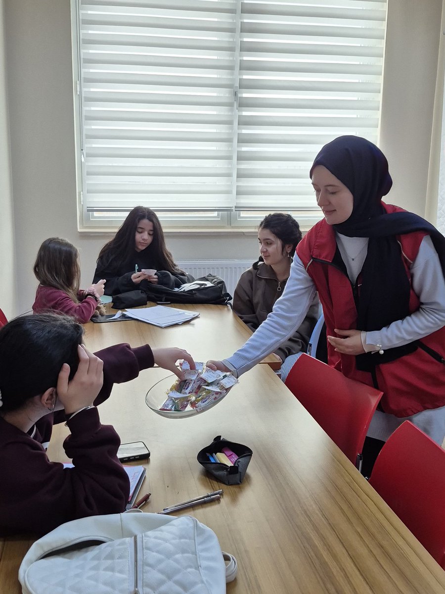 GSBKelkitGM's tweet photo. Kadir Gecesi’nin manevi atmosferini gençlerimizle birlikte paylaştık. 🌙
 Kadir Gecesi’ne özel hazırladığımız ikramlıkları merkezimizdeki öğrencilere ikram edip bu gecenin öneminden bahsettik.
Bu anlamlı gecede dualarımızın kabul olması dileğiyle... 🌹

#KadirGecesi https://t.co/SM00lF1Oc1