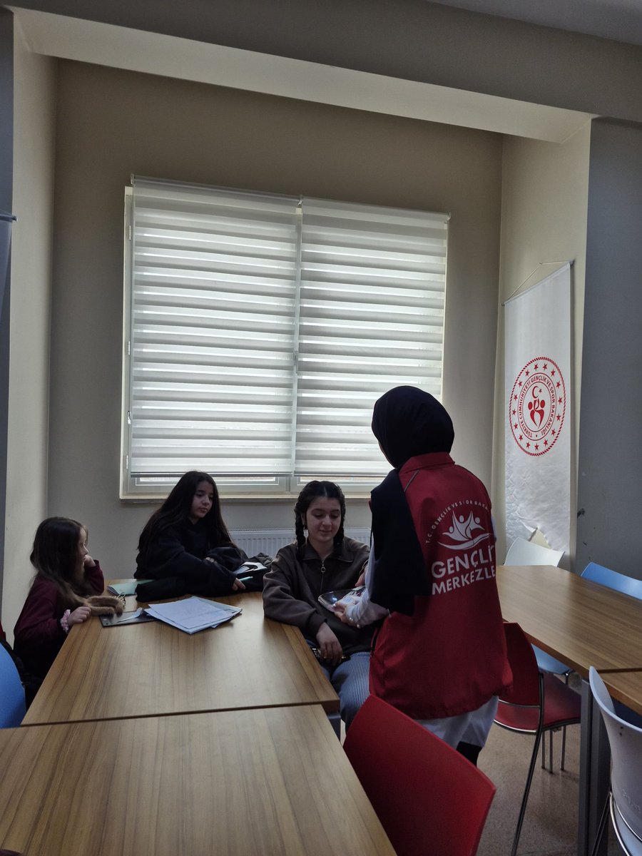 GSBKelkitGM's tweet photo. Kadir Gecesi’nin manevi atmosferini gençlerimizle birlikte paylaştık. 🌙
 Kadir Gecesi’ne özel hazırladığımız ikramlıkları merkezimizdeki öğrencilere ikram edip bu gecenin öneminden bahsettik.
Bu anlamlı gecede dualarımızın kabul olması dileğiyle... 🌹

#KadirGecesi https://t.co/SM00lF1Oc1