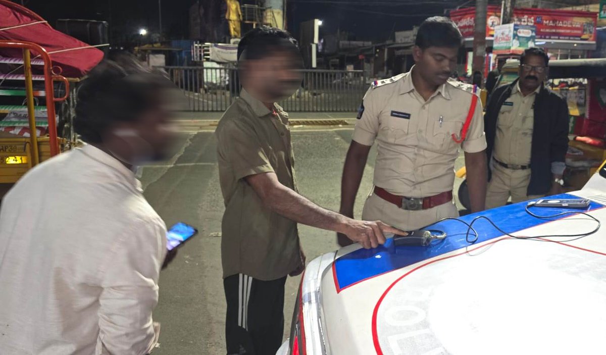 prakasam_police's tweet photo. MSCD టెక్నాలజీతో నేరాలపై కఠిన నిఘా!ప్రకాశం & మార్కాపురం పోలీసులు వేలిముద్రల సేకరణతో అనుమానితుల గుర్తింపు వేగవంతం. స్మార్ట్ పోలీసింగ్కు మరో అడుగు.
#SmartPolicing #APPolice #MSCD #FingerprintTech #CrimePrevention https://t.co/ZhYRhuhqzj