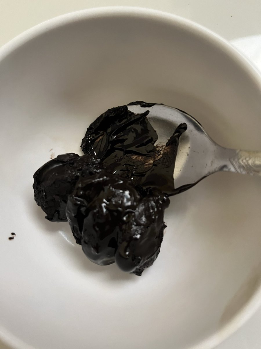 CebuOsc's tweet image. 今日帰国したチェコ🇨🇿さんに聞いていたカカオタブレアのファクトリーに行ってみた。

カカオ100%のTABLEYA

Classic と Premiumがあって、それぞれ190ペソと195ペソだったのでPremium の方を買って来た。ホットチョコとかシクアテとか言って飲んだりお粥にしたり。
舐めたらすごい濃厚😅
#tableya