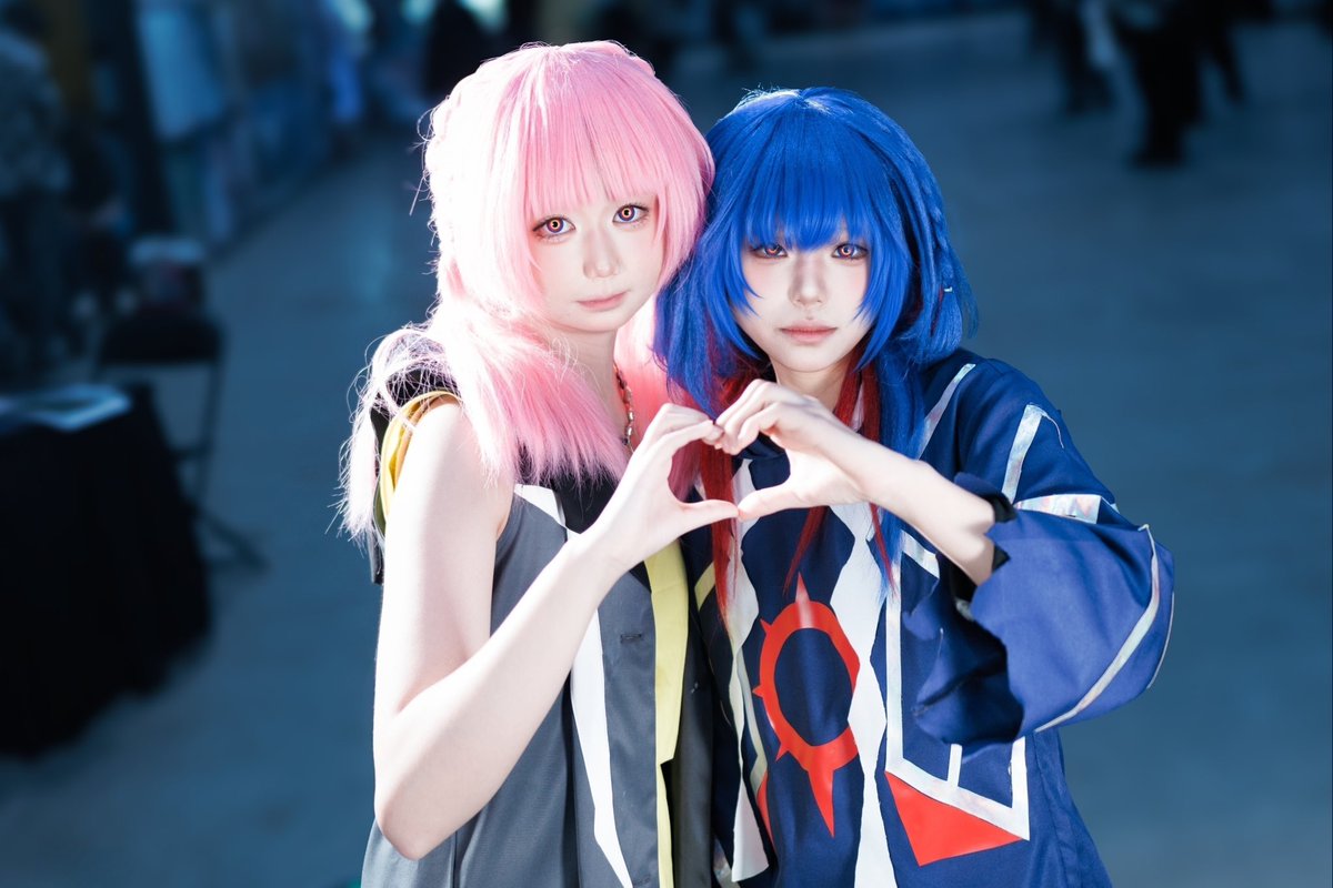 tuowkl's tweet photo. 【叫ぶから見ててそう——音楽は魔法】
理芽：私
花譜：🍊
📷：念白
上海神椿onlyでの撮影写真です！
会場で突然に引っ張られて写真撮影お願いされました。今までもまだ嬉しくて、頭がぼんやりしたままですwww
#神椿 #理芽 
#理芽美術部
#STRANGEGIRLCLUB
#ﾒﾁ観測日記
#上海神椿only再 #神椿変身部 https://t.co/1h60jTOsBQ