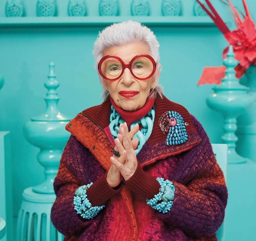 Hay vidas que empiezan a ser vistas cuando ya casi nadie espera nada de ellas.

La de Iris Apfel fue una de esas.

Durante más de seis décadas, Iris construyó un imperio silencioso junto a su esposo Carl. Su empresa, Old World Weavers, restauraba telas para algunos de los lugares