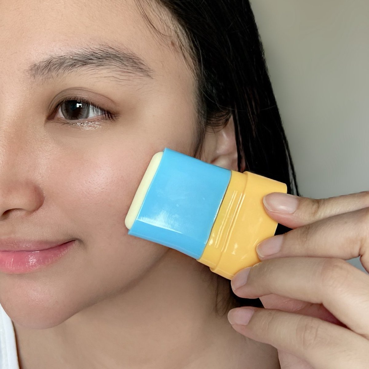 LOOKNAMsalita's tweet image. กันแดดแบบไม่ต้องเลอะมือ ชีวิตดีขึ้นจริง พกแท่งเดียวจบ เติมเมื่อไหร่ก็รอด เนื้อเบา เกลี่ยง่าย ไม่เหนอะ หน้าไม่มัน ไม่เยิ้ม เติมทับเมคอัพได้เลยไม่หาย เหงื่อออกก็ยังอยู่ กันแดดได้ครบ พกไว้คืออุ่นใจมาก 
#กันแดด #skincare #Sunscreen 
#รีวิวบิวตี้ #Mizumi