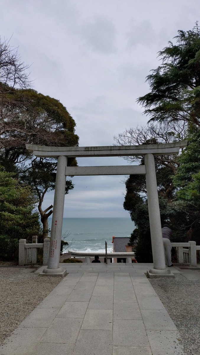 階段の上から。ここからでも唸っているような波の音が凄かったです。荒々しい波しぶきに力貰った気分です。