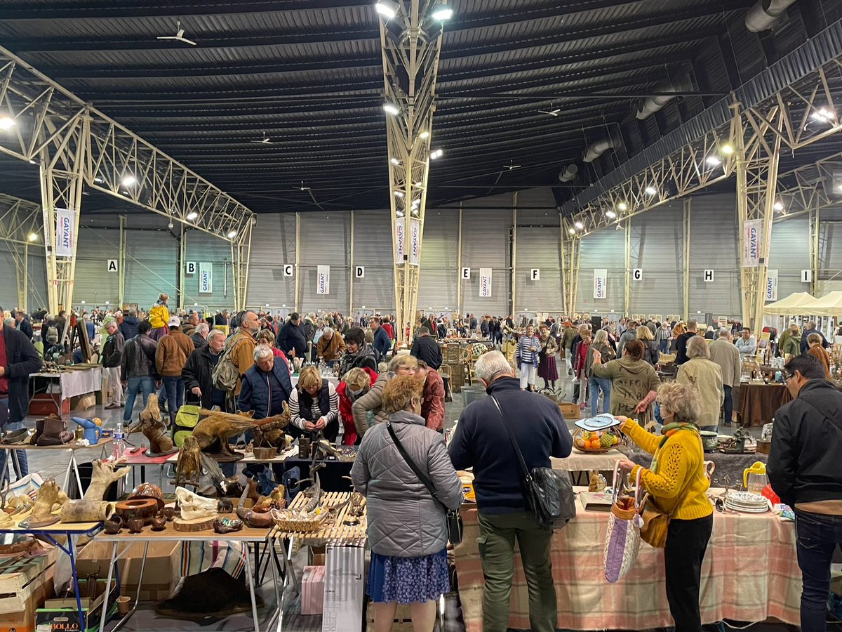 PascalValleise's tweet photo. #brocante #chiner #vintage #douai #Antiquites  #deballage #marché https://t.co/FEYscwjAKR
