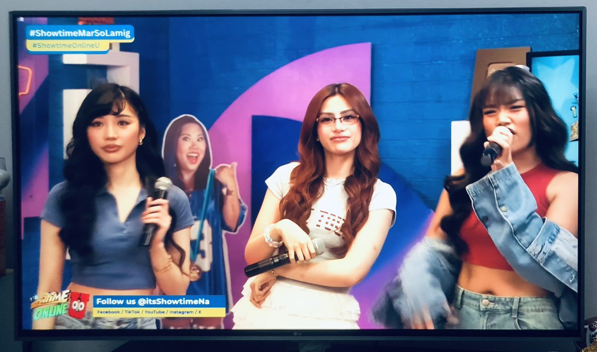 Ennuh14's tweet photo. #ShowtimeOnlineU #ShowtimeMarSoLamig 

Hahaha Matakot na ang 4Peace hahaha 

@calista_annee @_lorrainegalvez kulang pa kayo sa practice. Mahiya kayo kay Jana bwahahahahaha https://t.co/FcsJSkWd0c