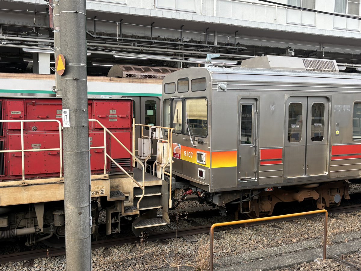 nick34r's tweet photo. 東急大井町線9000系9007F(大井町線生え抜き編成,西武向け改造機器更新済)西武鉄道譲渡甲種輸送まもなくスタート スカートは初回改造済9005F甲種の時と違い1/3だけ付いてる状態 2026.3.18 長津田駅 https://t.co/RLJK3N2KvK