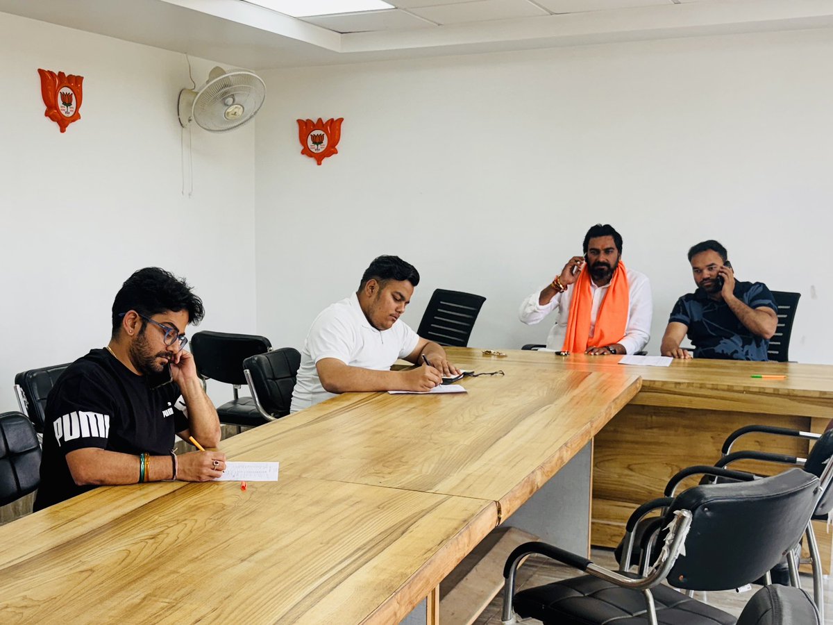 Mukul_0009's tweet photo. आज सुबह जिला कार्यालय में संगठनात्मक कार्य करते हुए एक बार फिर यह अनुभव हुआ कि "संगठन ही सर्वोपरि है"।
इसी मूलमंत्र के साथ निरंतर, समर्पण और प्रतिबद्धता के साथ संगठन को सशक्त बनाने के लिए कार्यरत हूँ।  

@Virend_Sachdeva @vinodsehrawat01 @ianuragthakur @NitinNabin @BJP4Delhi https://t.co/5NTlVgRQ1y