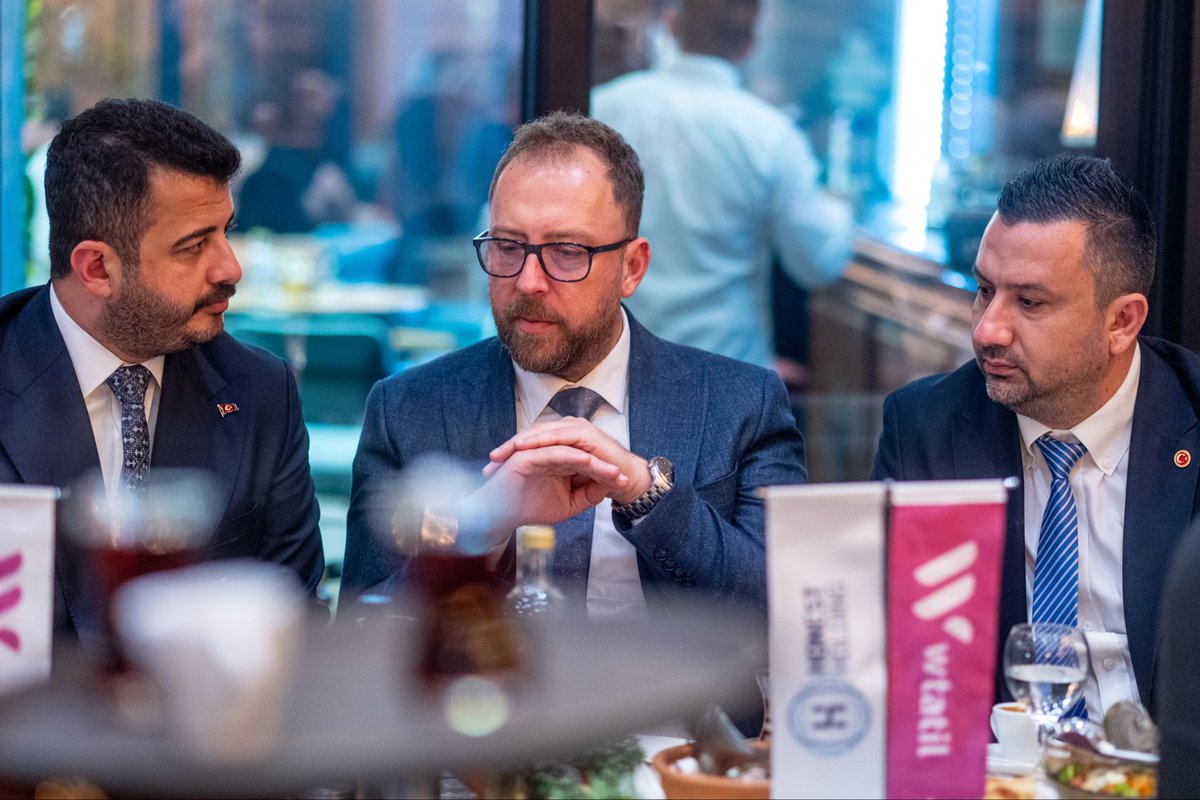 Kuzey Makedonya turizm bakani <a href="/zoranljutkov/">Зоран Љутков</a> ’un  onur konuğu olduğu iftar yemeğimizde , balkanlardaki tedarikçilerimizin, tur operatörlerimizin ve basın mensuplarının katılımıyla güzel bir akşam geçirdik. 2027-2028 yıllarında Türkiye’nin 20 şehrinden Üsküp’e karşılıklı direk