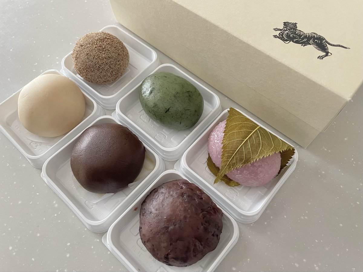 人間ドック後の癒しに…と、つい買いすぎてしまった！🐅虎屋さんの「おはぎ」3種は〜3/23(月)迄 #春のお彼岸 季節の生菓子から夜光の玉と草餡餅、そして限定販売の道明寺🌸春だなぁ