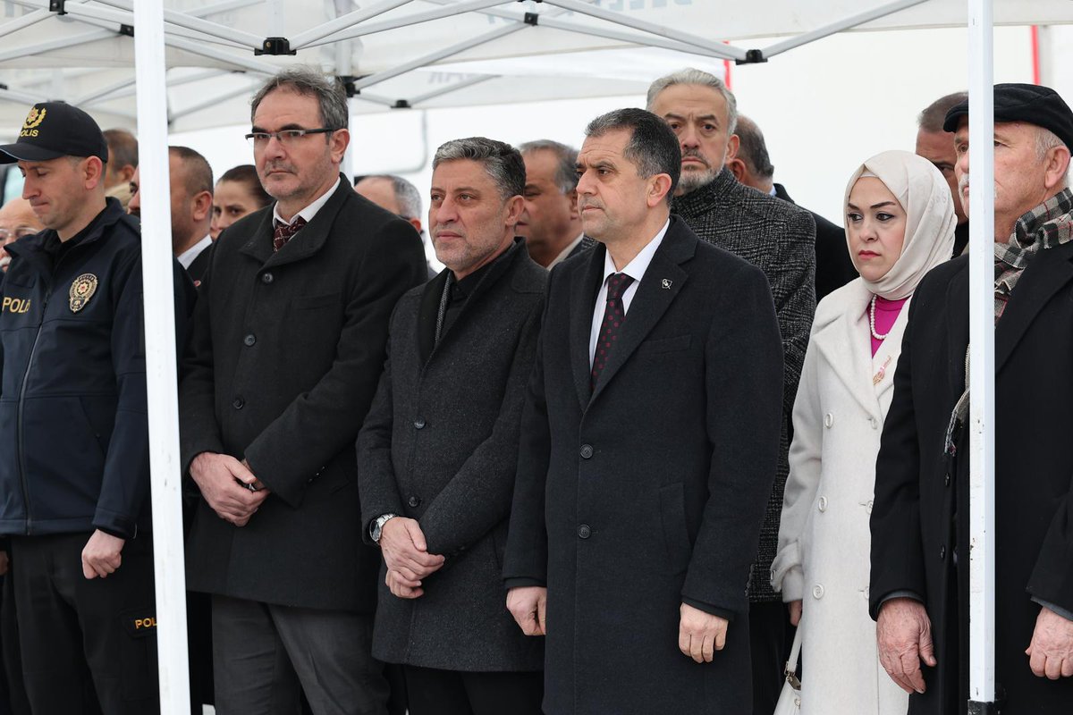 BagcilarMem's tweet photo. 18 Mart  Çanakkale Zaferi ve Şehitleri Anma Günü Programı kapsamında Çelenk Sunma Töreni Bağcılar Meydan Atatürk Anıtı önünde Kaymakamımız Abdullah UÇGUN, İlçe Milli Eğitim Müdürümüz Mehmet SANSAR ve İlçe protokolün katılımıyla yapıldı. https://t.co/zuvrB0D4u3