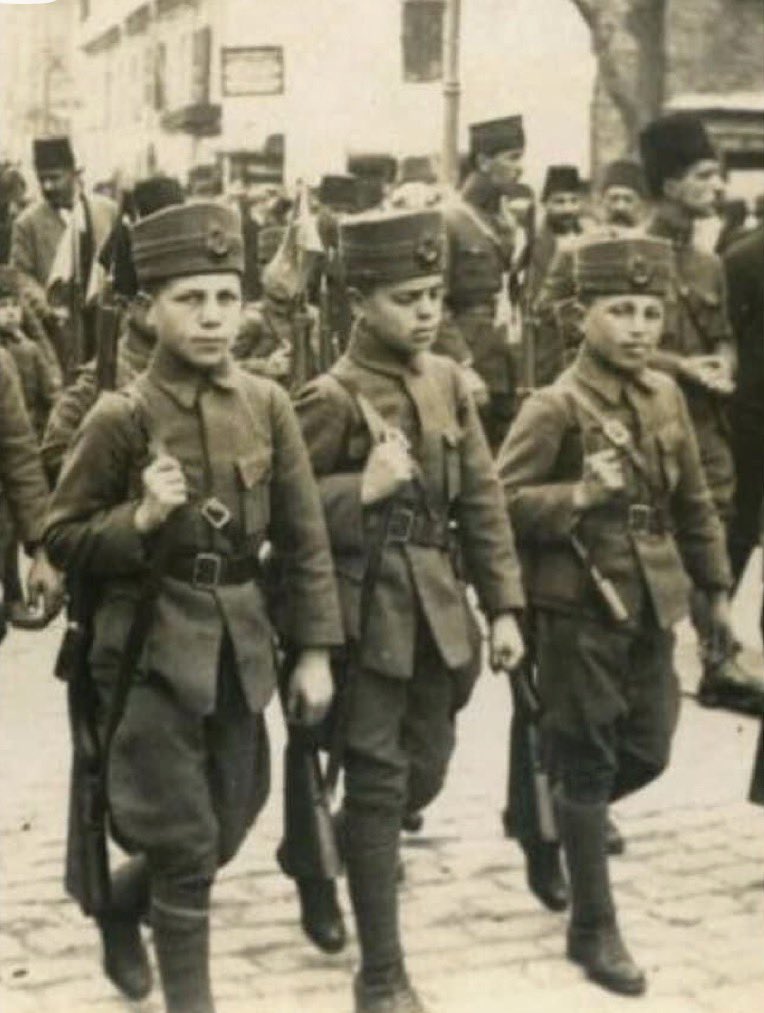 Çanakkale mücadelesi, yalnızca bir cephe savaşı değil; bir hakikatin, bir inancın ve bir ümmet bilincinin ete kemiğe bürünmüş hâlidir. Bu mücadeleyi yalnızca ulusal sınırlar, vatan savunması ya da askeri bir zafer olarak okumak, onun derinliğini eksik kavramak olur. Çünkü