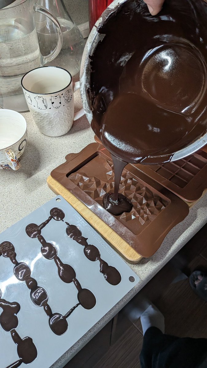 Лосось в кустах черники tweet media