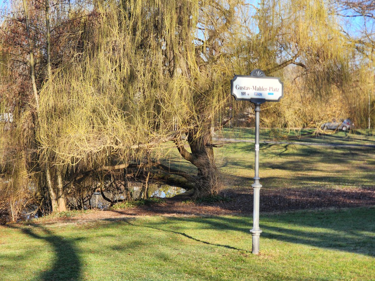 It’s a wonderful sunny morning in #Steglitz, one of the most nature-rich areas of Berlin. Latte and I jogged and walked the two kilometres from our apartment to Gustav-Mahler-Platz.

It’s incredibly calm here, yet alive with the chirping of birds. The sunlight shines on the green