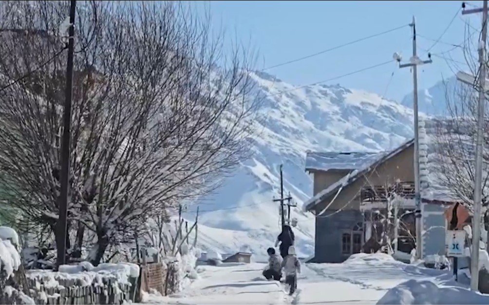 airnewsalerts's tweet image. The Union Territory of #Ladakh is experiencing heavy #snowfall and persistent cloudy weather, affecting daily life, transport, and tourism. #Freshsnow reported in Leh, Kargil, and surrounding high-altitude areas, with temperatures dropping amid winter-like conditions.