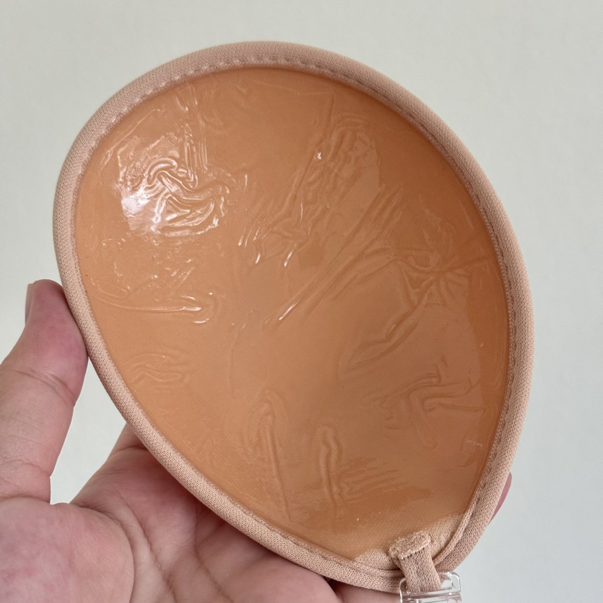 อยากให้รู้จักแบรนด์คนไทย ที่ทำบราปีกนกถึงคัพ K เลย นี่ก็เพิ่งรู้ว่ามีถึงไซส์นี้อยู่ ทั้งสาวอวบ สาวอกใหญ่ที่ชอบแต่งตัวแซ่บๆ แล้วอยากใส่บราปีกนกแต่ไม่มีไซส์ อยากให้ลองดูแบรนด์นี้ ส่วนใครกำลังหาบราไปเล่นสงกรานต์แนะนำๆ กาวติดแน่น ไม่หลุดง่าย ใส่สบายมากก