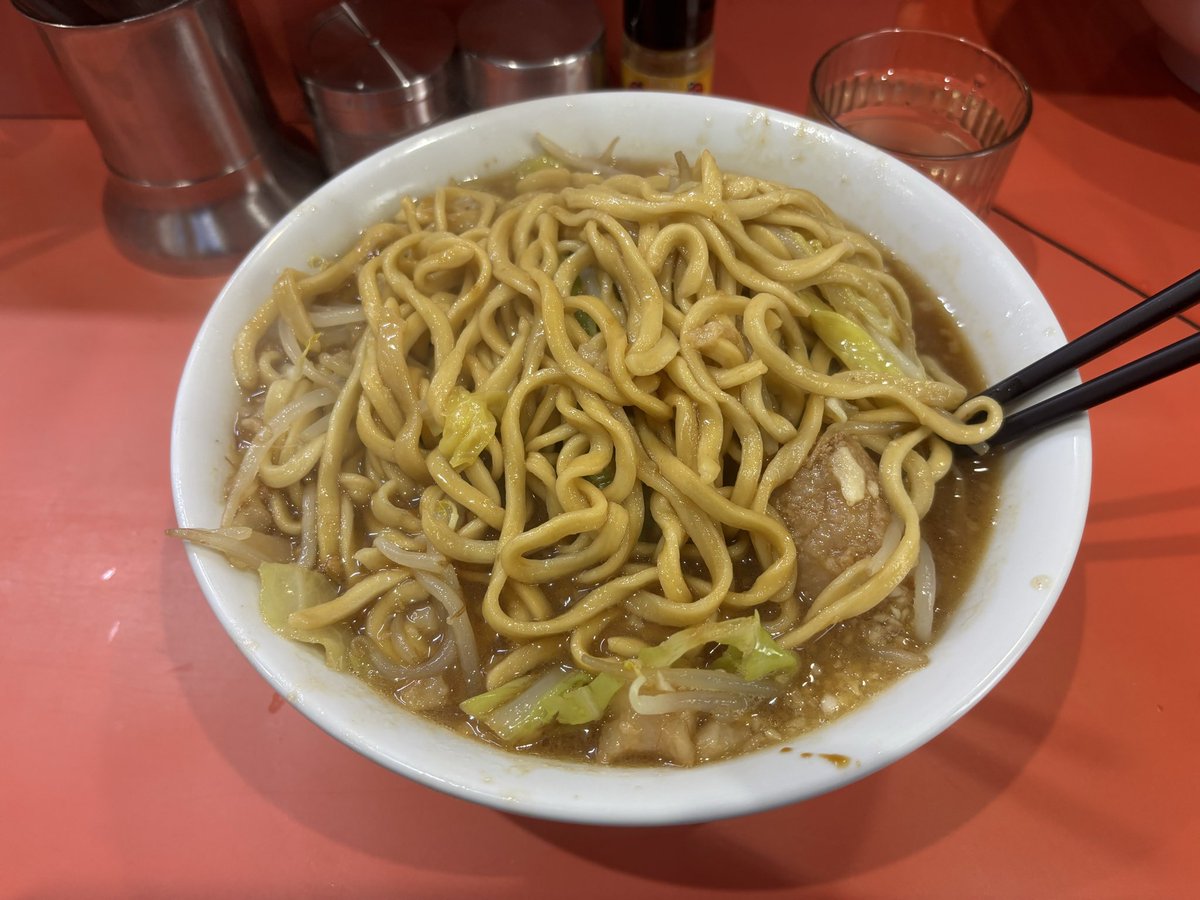 dk20010402's tweet photo. ラーメン二郎仙川店
ラーメン少なめ
ニンニク少なめ・脂
17時20分に14人の列に接続。
3cm程の厚みがある豚がホロホロで美味しかった！少なめでお腹もパンパンにならず丁度良い感じでした！ご馳走様です！
#ラーメン二郎仙川店
#ラーメン
#ラーメン二郎 https://t.co/DixkSpwjyR