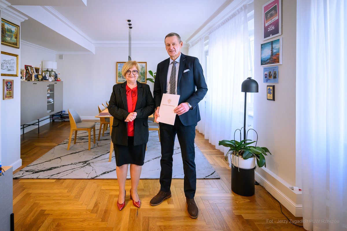 puwrzeszow's tweet photo. 🩺Prof.  dr hab. Mirosław Markiewicz konsultantem wojewódzkim w dziedzinie hematologii!

📜Powołanie na 5-letnią kadencję wręczyła wojewoda podkarpacki @TKH_Teresa.

Prof. Markiewicz jest kierownikiem Kliniki Hematologii @usk_rzeszow oraz Zakładu Hematologii @KolegiumR. https://t.co/dOHdIeAfDB